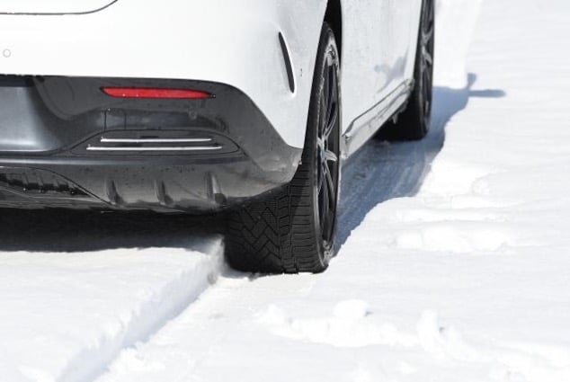 冬の安全を守るスタッドレスタイヤ2