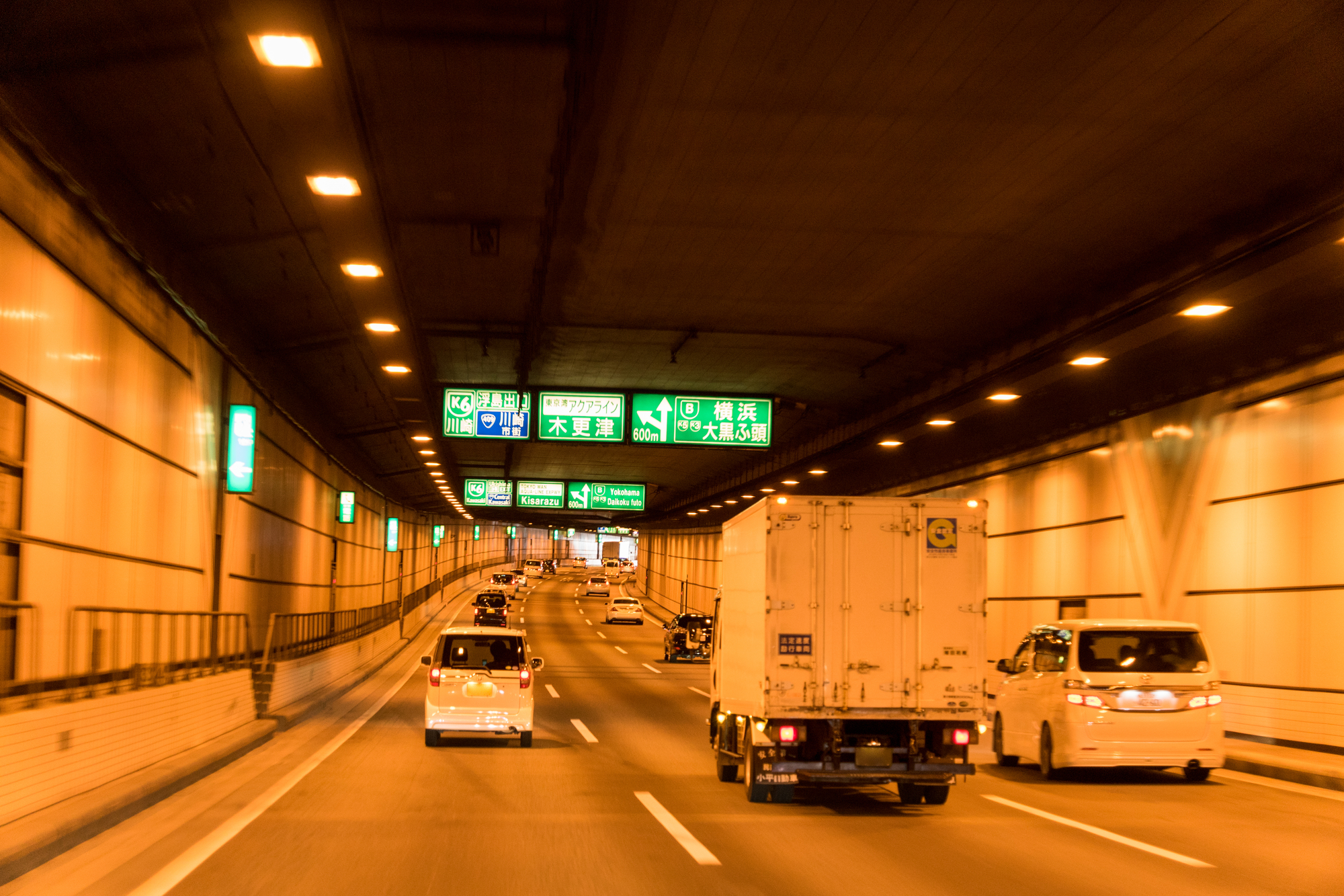 トンネルでの追い越しは禁止？追い越しできる条件、注意点などを解説