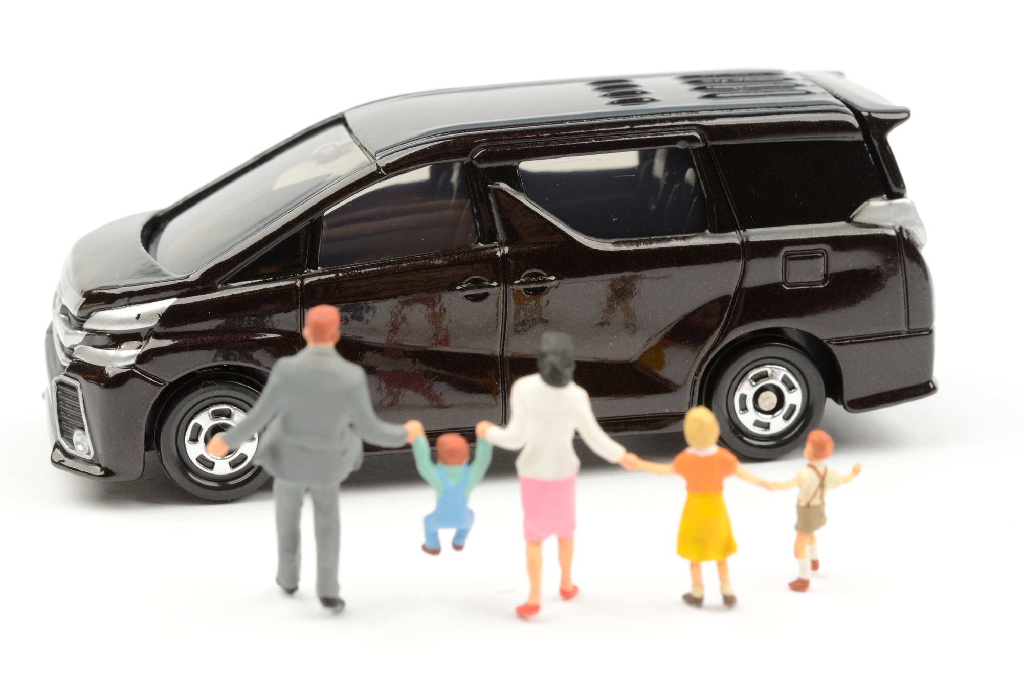 車の購入を検討する家族