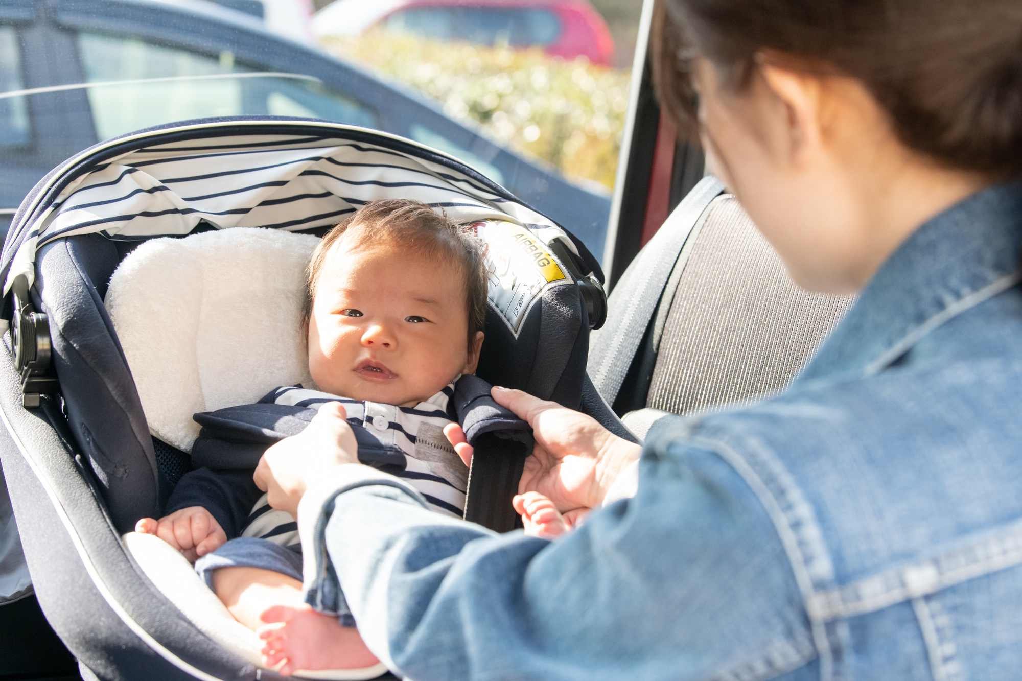 車に乗る赤ちゃん