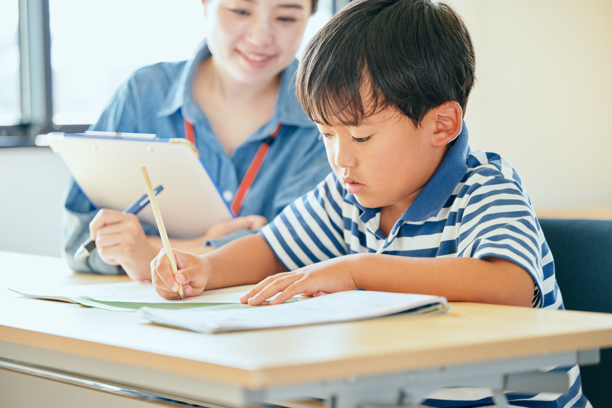 塾で勉強する小学生